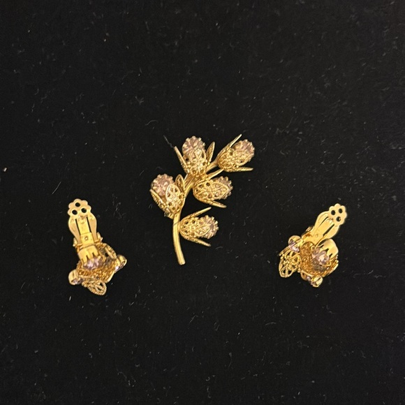 Gold Tone Floral Brooch Clip Earrings Set Rhinestone Filigree VTG Demi-Parure - Picture 2 of 12